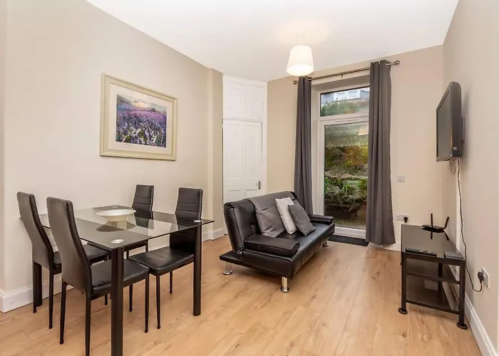 Comfy Edinburgh Base
